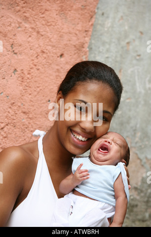 Schöne junge Mädchen Mutter in Favela mit winzigen Baby weint, Rio De Janeiro, Brasilien, Südamerika Stockfoto