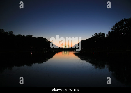 Sonnenuntergang über die reflektierenden Pool und das Lincoln Memorial, Washington DC, Vereinigte Staaten von Amerika Stockfoto