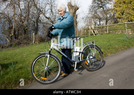 Frau Senioren mit Elektro-Fahrrad UK Stockfoto