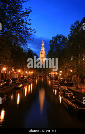 Die Zuiderkerk in Amsterdam kurz nach Sonnenuntergang von Staal Straat 3. Stockfoto