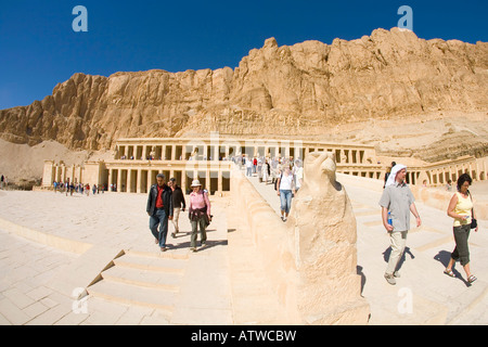 Hatschepsut-Tempel außen mit Touristen und Besucher Nile Westjordanland Luxor Ägypten Nordafrika Stockfoto
