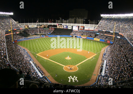 Ein Abendspiel im alten Yankee Stadion, Heimat der New York Yankees Hauptliga-Baseball-Team bis 2008. Stockfoto