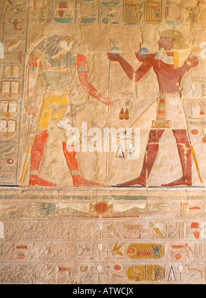 Gemalte Wandbild hieroglyphischen Reliefs Hatschepsut Tempel Luxor Ägypten Nordafrika Stockfoto