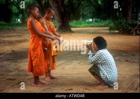 Buddhistischen Novizen auf Almosen Runde Isan Thailand Stockfoto