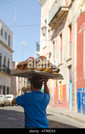 Mexiko Guanajuato erwachsenen Mannes hinunter Straße tragenden Tablett mit Broten auf Kopf liefert Essen Restaurant Stockfoto