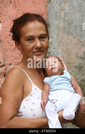 Großmutter in Favela mit schönen kleinen Baby schläft, Rio De Janeiro, Brasilien, Südamerika Stockfoto