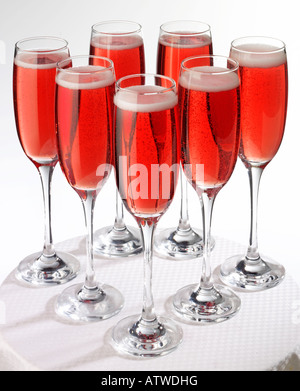 SIEBEN ROSA CHAMPAGNER GLÄSER Stockfoto