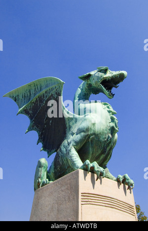 Ljubljana, Slowenien. Dragon-Brücke (Zmajski Most) Detail des Drachen am Südende Stockfoto