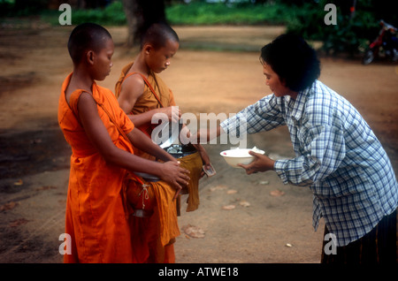 Buddhistischen Novizen auf Almosen Runde Isan Thailand Stockfoto