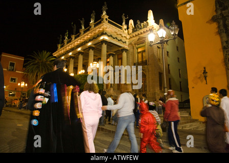 Mexiko Guanajuato Mann in Madrigal Sänger Kappe Kinder in walking street Nacht Teatro Juarez UNESCO World Heritage Site Kunden Stockfoto