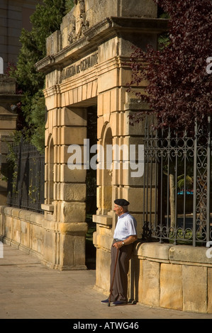 Ein älterer Herr, der spanischen steht vor dem Parkeingang in der Sonne in der Stadt Soria, Castilla y Leon, Spanien. Stockfoto