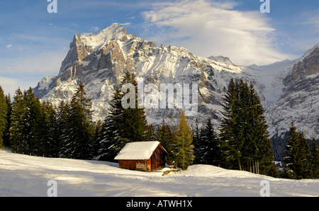Alpine Skipiste mit Schnee und Scheune mit Blick auf das Wetterhorn-Berg Stockfoto