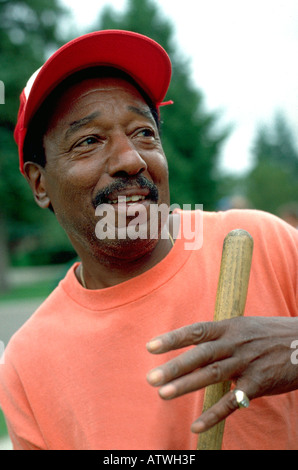 Afroamerikaner Alter 71 Marktführer und freiwillige kleine Liga-Baseballstadion zu reparieren. St Paul Minnesota USA Stockfoto
