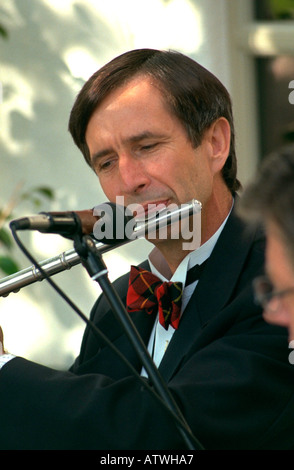 männliche Flötist Alter 45 Spielen voll und ganz auf Hochzeit. San Francisco Kalifornien, USA Stockfoto