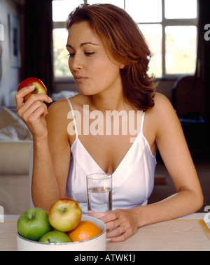 Junge Frau Essen Apfel Stockfoto