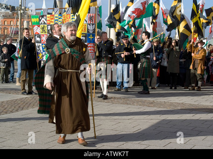 Mann verkleidet als St David führt St Davids Tag Parade Cardiff south wales uk Stockfoto
