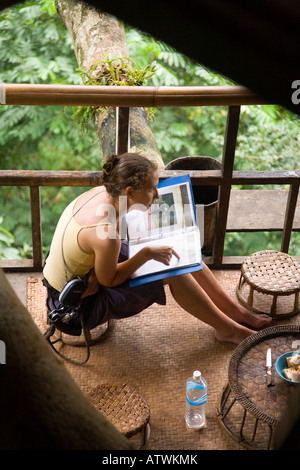 Frau in einem Baumhaus in The Gibbon Experience in der Nähe von Huay Xai in Laos auf dem Mekong River in der Nähe der thailändischen Grenze Laos Stockfoto