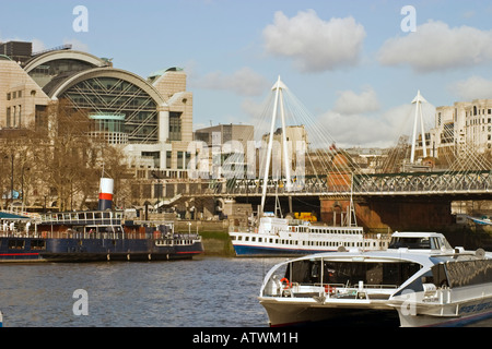 Die Themse, Verkohlung Cross Station und Skyline von London Stockfoto