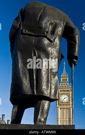 Statue von Winston Churchill in Parliament Square gegenüber von Big Ben und die Houses of Parlament London England UK Stockfoto