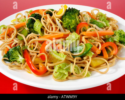 RÜHREN SIE GEBRATENE NUDELN UND GEMÜSE Stockfoto