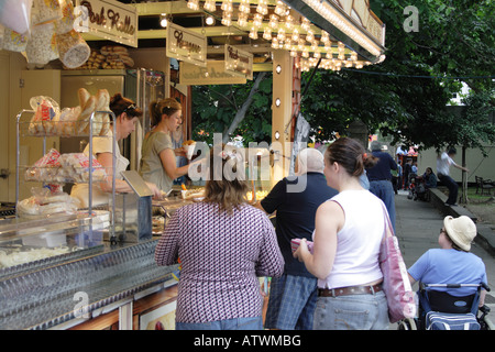 Fast-Food Stall für hungrige Kunden in St Giles Fair Oxford Stockfoto