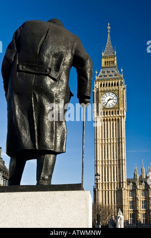 Statue von Winston Churchill in Parliament Square gegenüber von Big Ben und die Houses of Parlament London England UK Stockfoto