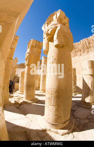 Hatschepsut-Tempel geschnitzten Steinsäulen in Kapelle der Hathor, gebaut von der weibliche Pharao Königin Westjordanland Luxor Ägypten Nordafrika Stockfoto