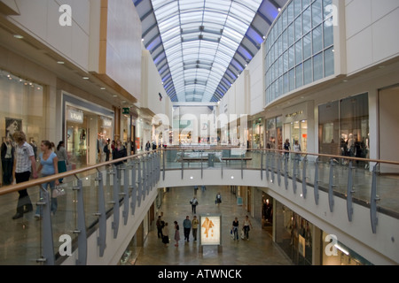 Blick ins Innere der Oracle Einkaufszentrum Reading Berkshire Stockfoto