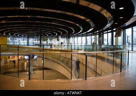 Rezeption und Spirale Gehweg am Rathaus; Haus der Greater London Authority. South Bank, London. UK Stockfoto