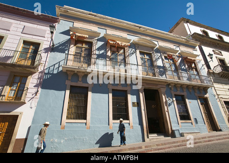 Mexiko Guanajuato Fußgänger gehen vorbei an historischen Gebäuden in Plaza De La Paz zum UNESCO-Weltkulturerbe Stockfoto