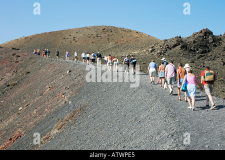 Besucher, die auf den Vulkan "Nea Kameni" Insel in der Nähe von Santorini, Griechenland. Stockfoto