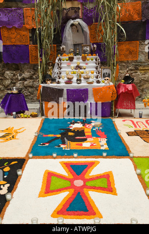 Mexiko-Guanajuato-Altar für die Toten Festtag im Universitätsgebäude grafische Dekorationen Blumen Schädel und Kerzen Stockfoto