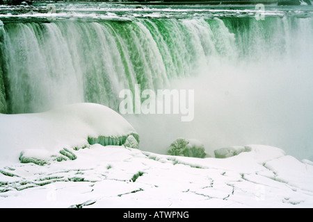 Horseshoe Falls von Niagara Falls im Schnee und gefrorene Regen im Frühjahr Stockfoto