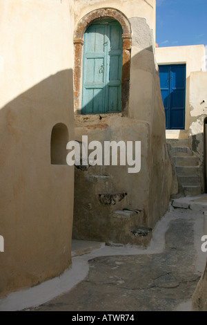 Treppen und Türen in der griechischen Dorf Emporio Santorini Stockfoto