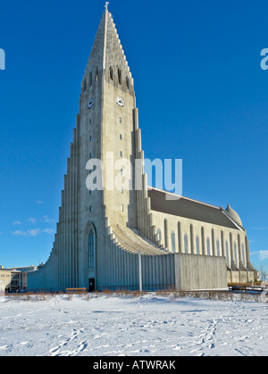 Hallgrimskirkja Kirche befindet sich am oberen Ende des Skolavordustigur Einkaufsstraße in Reykjavik Island bietet herrliche Ausblicke Stockfoto