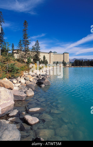 Château Lake Louise vom Ufer des Lake Louise Canadian Rockies Banff Nationalpark Alberta Kanada Stockfoto