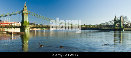 Hammersmith Brücke über Fluß Themse in Hammersmith London England UK Stockfoto