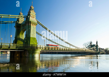 Hammersmith Brücke über Fluß Themse in Hammersmith London England UK Stockfoto