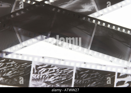 Nahaufnahme der schwarz-weiß Filmnegative zeigt Wüstenszenen Stockfoto