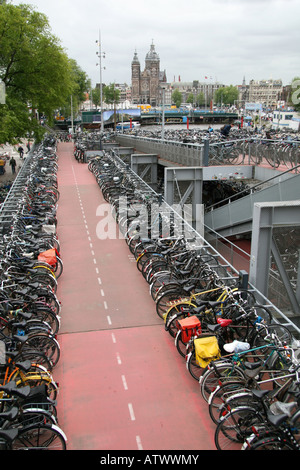 Der Fahrradpark vor dem Hauptbahnhof in Amsterdam, Niederlande. Stockfoto