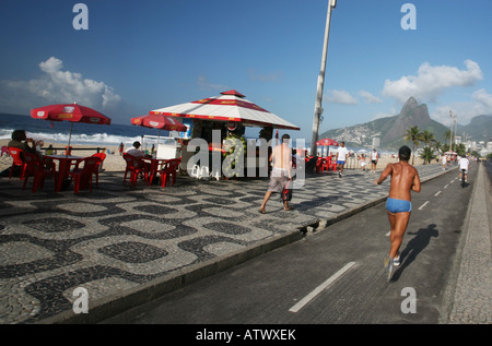 Ipanema Strandpromenade Strandpromenade mit Fit jungen Mann Joggen, Rio De Janeiro, Südamerika Stockfoto