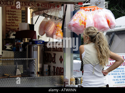 Hübsches Mädchen mit Zuckerwatte in St Dateien Fair Oxford Stockfoto