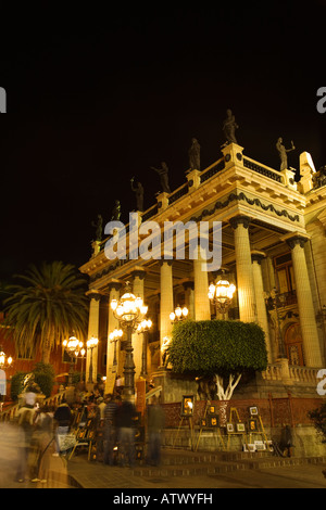 Mexiko Guanajuato Teatro Juarez bei Nacht Kunst Anbietern auf Bürgersteig verschwommen Fußgänger auf Straßentheater Gebäude Stadt eingerichtet Stockfoto