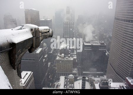 Der erste große Schnee des Jahres trifft New York City, wie das Chrysler Building. Stockfoto