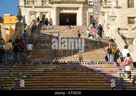 Mexiko-Guanajuato-Anzeige auf Universität Schritte Tag der toten Feier Kerzen Schädel Blumen Papier Fahnen Stockfoto