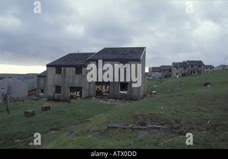 Verlassene Gehäuse auf der Penrhys Immobilien im Rhondda Valleys in South Wales Stockfoto