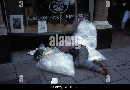 Betrunken oder Obdachlose schlafenden Mann in der Straße von Laura Ashley Shop in Bristol England Stockfoto
