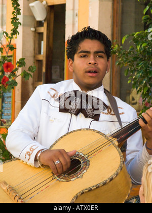 Mexiko Guanajuato junge mexikanische Mann spielt Gitarre Teil der Mariachi-Band spielen im freien Tracht der Gruppe Stockfoto