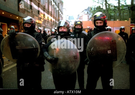 Polizei blockieren Straßen während der Abend-Konfrontation zwischen Globalisierungsgegnern und Truppen London 1. Mai 2002 Stockfoto