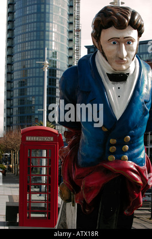 ein Aushängeschild und alten Stil geben rote Telefonzelle am Gunwharf Quays Einkaufszentrum an der Uferpromenade in Portsmouth in hampshire Stockfoto